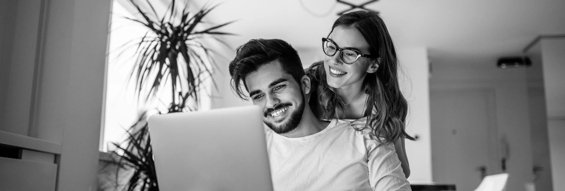 Planes de Internet WiFi<br> <span class="fibra" style="color:#EE2323;font-weight: bold">+ TV</span><br> por fibra óptica