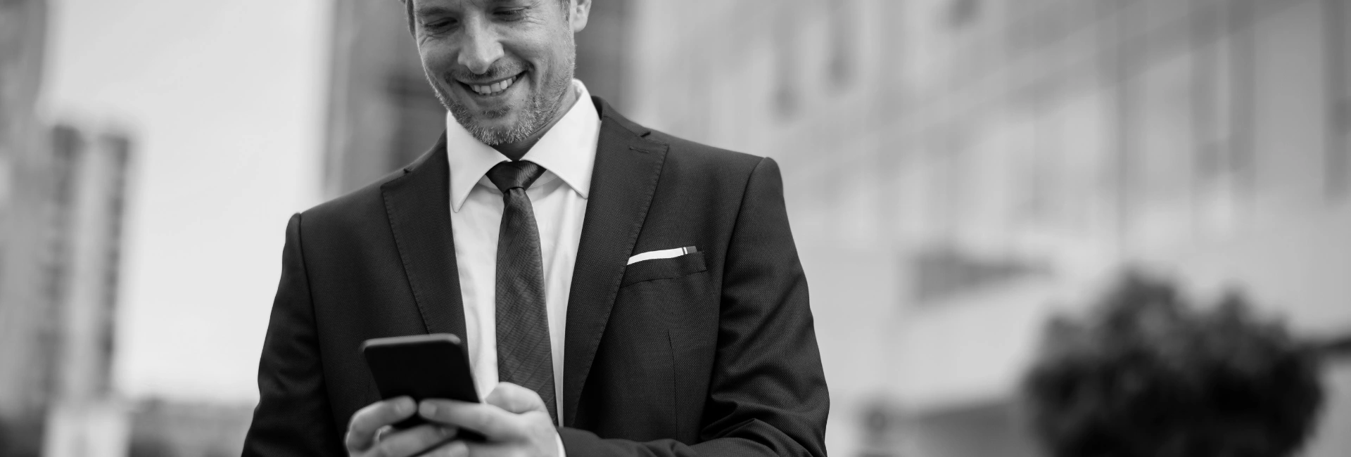 Trae tus líneas <br> empresas a Claro <span class="fibra" style="color:#EE2323;font-weight: bold"><br>con mayores beneficios</span>